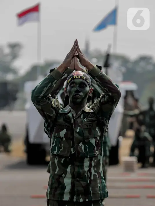 Personel TNI bersiap menunjukan aksi bela diri usai mengikuti upacara gladi bersih HUT ke-74 TNI di Lanud Halim Perdanakusuma, Jakarta, Kamis (3/10/2019). Gladi bersih ini dimulai dengan parade tiap satuan, AD, AL, dan AU. (Liputan6.com/Faizal Fanani)