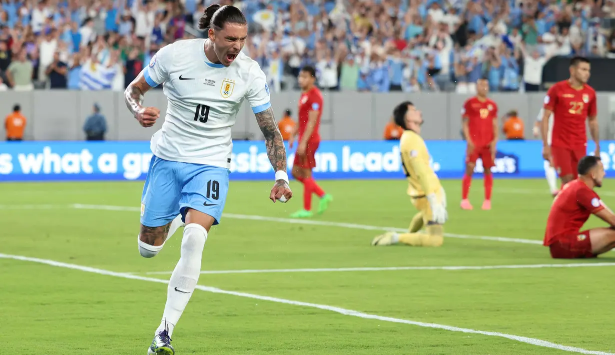Gol Darwin Nunez pada menit ke-21 menjadi gol kedua bagi Uruguay saat melawan Bolivia. (CHARLY TRIBALLEAU/AFP)