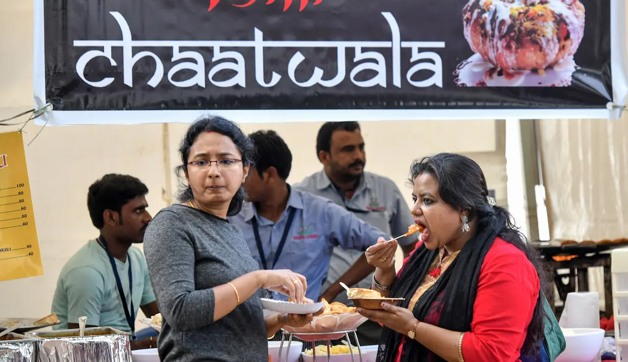 Pengunjung mencoba makanan dalam festival Bengaluru Aaharotsava, Bangalore, India, Jumat (18/10/2019). Bengaluru Aaharotsava berlangsung selama tiga hari. (Manjunath Kiran/AFP)