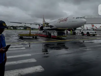 Pesawat Batik Air Airbus 330-300CEO bersiap untuk diberangkatkan ke Wuhan dari Terminal 1 H Bandara Soekarno Hatta, Tangerang, Banten, Sabtu (1/2/2020). Sebanyak 250 WNI di Hubei yang tersebar di tujuh lokasi termasuk di Wuhan akan dijemput oleh sejumlah tenaga medis dari Indonesia. (merdeka.com/Ima