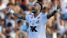 Penyerang Santos, Neymar, berselebrasi di akhir pertandingan Brasileirao Serie A antara Santos melawan Cruzeiro di Stadion Urbano Caldeira, Santos, Senin (8/12/2025) WIB. (Miguel Schincariol / AFP)