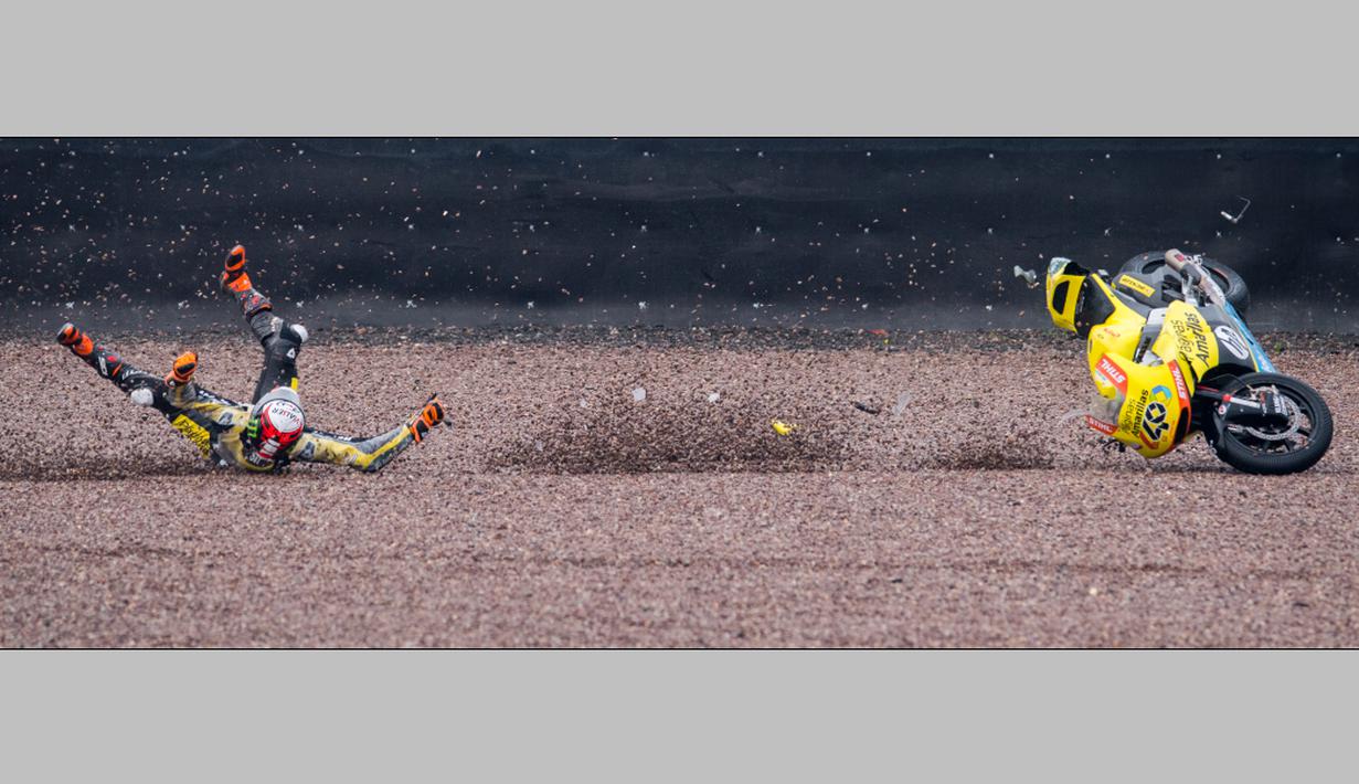 Pebalap Kalex, Alex Rins, tergelincir saat balapan Moto2 GP Jerman di Sirkuit Sachsenring, Minggu (17/7/2016). (AFP/Robert Michael)