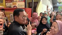 Bakal calon gubernur Jakarta, Pramono Anung saat blusukan ke kawasan Kemang Timur XI pada Selasa (17/9/2024). (Liputan6.com/Fenicia Effendi)