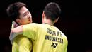 Ganda putra Indonesia, Kevin Sanjaya dan Marcus Gideon, berhasil mengalahkan ganda Jepang, Takuto Iniue dan Yuki Kaneko pada final Japan Open di Tokyo, Minggu (24/9/2017). Kevin/Marcus menang 21-12 dan 21-15 atas Iniue/Kaneko. (AFP/Toru Yamanaka)
