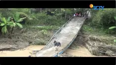 Tiga hari setelah ambruk, jembatan Ciames di Bandung Barat, Jawa Barat, masih belum diperbaiki. Akibatnya, aktivitas warga lumpuh.