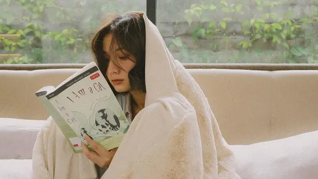 Momen Sheila Dara Saat Baca Buku, Terlihat Fokus