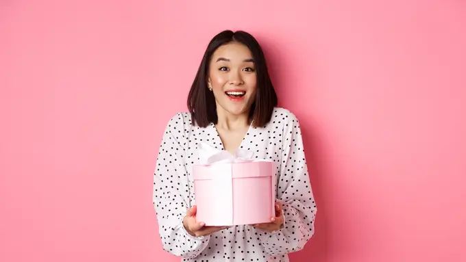 Ilustrasi perempuan saat mendapatkan hadiah. (c) benzoix /depositphotos
