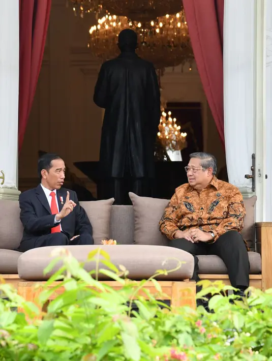 Presiden Joko Widodo saat berbincang dengan Presiden RI ke-6 Susilo Bambang Yudhoyono di Istana Merdeka, Jakarta,  Jumat (27/10). Keduanya melakukan pertemuan di teras belakang Istana Merdeka. (Laily Rachev / Biro Pers Setpres)
