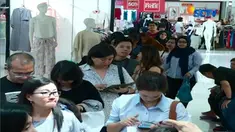 Berhenti beroperasi pada akhir tahun, toko ritel Debenhams di Senayan City berikan diskon besar-besaran sehingga banyak diserbu pembeli.
