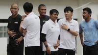 Manajer pelatih Timnas Indonesia, Shin Tae-yong, didampingi Indra Sjafri, saat sesi latihan di Stadion Wibawa Mukti, Cikarang, Senin (13/1/2020). Sebanyak 51 pemain mengikuti seleksi untuk memperkuat skuat utama Timnas Indonesia U-19. (Bola.com/M Iqbal Ic