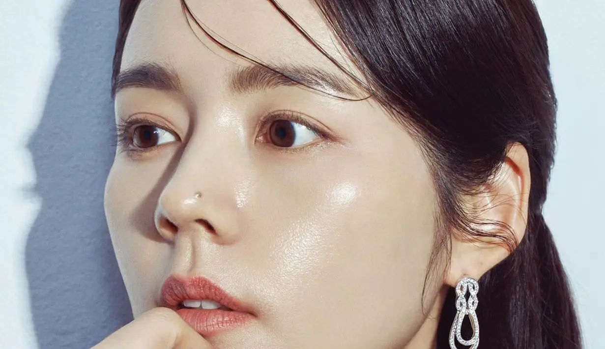 Sementara itu, Han Ga In menikah dengan aktor Yeon Jung Hoon pada tahun 2005. Dia kemudian melahirkan seorang putri pada tahun 2016 dan seorang putra pada tahun 2019. (Foto: Instagram/ hangaingagari)
