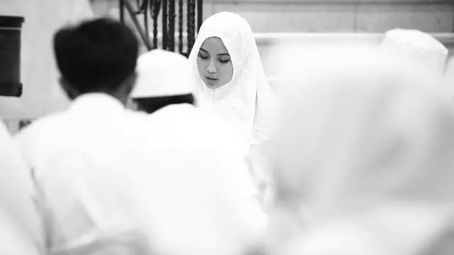 [Bintang] Bikin Hati Adem, Ini 8 Foto Chacha Frederica Saat Berhijab