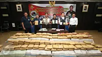 Petugas menunjukkan barang bukti dan tersangka saat rilis pengungkapan jaringan Narkotika sindikat Aceh-Jakarta-Bali di Jakarta, Senin (28/12/2015). Bareskrim amankan 3 kg sabu, 14.000 butir ekstasi, dan 1,5 ton ganja. (Liputan6.com/Immanuel Antonius) 