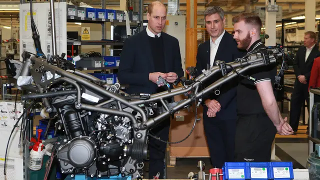 Pangeran William Kunjungi Pabrik Motor Triumph
