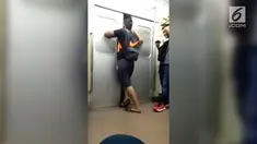 Seorang pria membukan paksa paksa pintu kereta yang sedang berjalan. Sebelum lakukan aksinya, pria ini terlebih dahulu menahan pintu dengan tangannya.