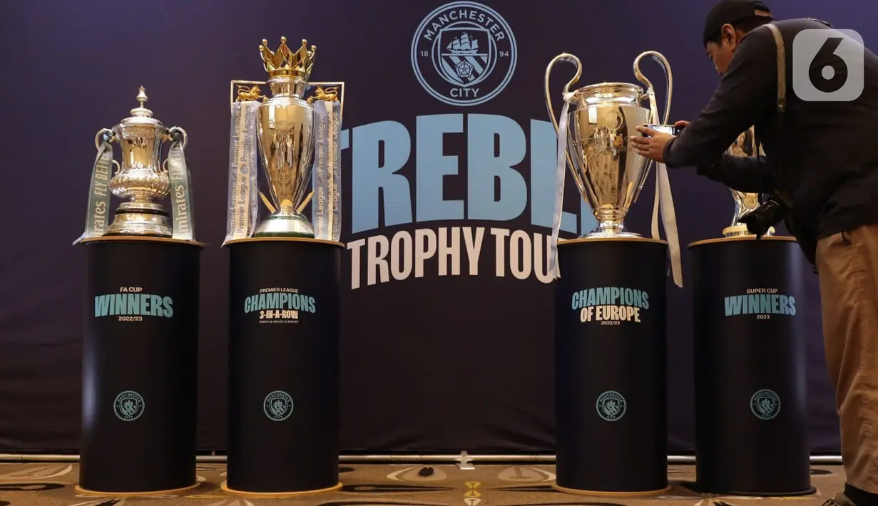 Man City memboyong empat trofi juara yang diraih pada 2023 ke Jakarta. (Liputan6.com/Helmi Fithriansyah)