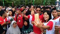 Bakal calon Gubernur Sumut, Djarot Saiful Hidayat, menarik perhatian warga saat Kirab Kebangsaan dan Jalan Sehat di Kota Medan. (Liputan6.com/Reza Efendi)