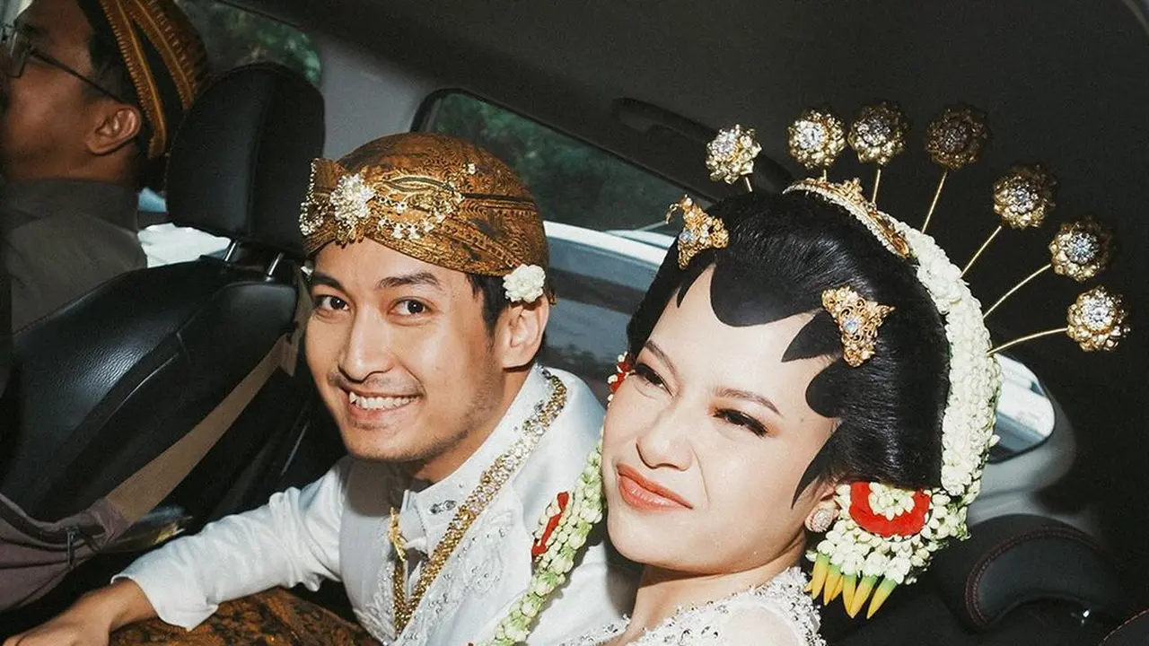 Gaya Terbaru Pernikahan Hanggini dan Luthfi Aulia dalam Balutan Adat Jawa, Tetap Jadi Pasangan Manis dan Menggemaskan dalam Potret Jadul