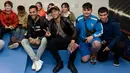 Pemain Barcelona, Dani Alves (ketiga kiri) dan Neymar (ketiga kanan) berpose dengan sejumlah anak saat melakukan kunjungan amal di Rumah Sakit Vall d' Hebron, Barcelona, Senin (4/1/2016). (AFP PHOTO / Josep LAGO)