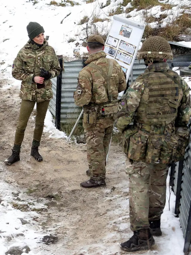 Kate Middleton Tampil Maco dalam Balutan Seragam Militer yang Bersiap Latihan