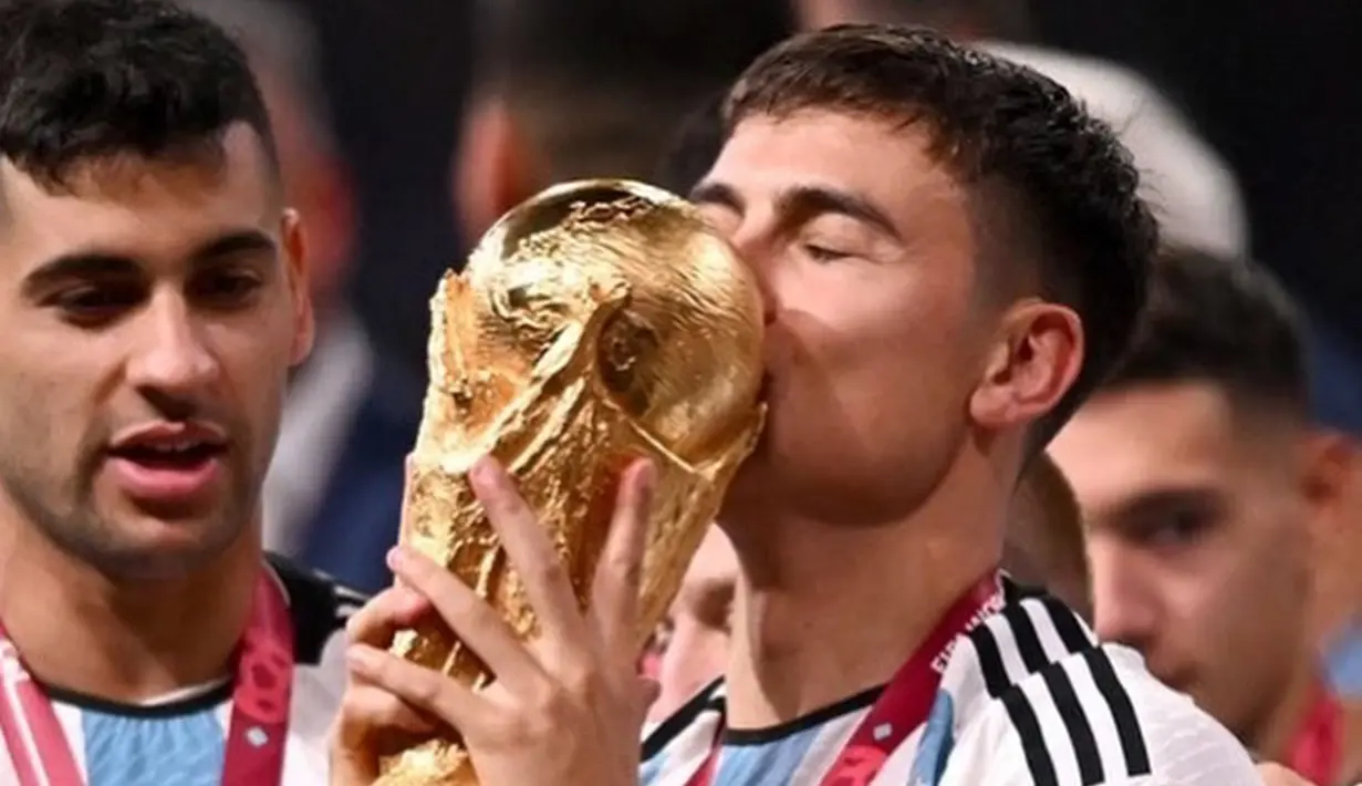 Paulo Dybala menjadi salah satu aktor penting dalam kemenangan Argentina atas Prancis di final Piala Dunia 2022. Pemain berjuluk La Joya tersebut berhasil jalankan tugasnya dengan baik saat eksekusi penalti untuk Argentina. Dybala pun menjadi juara dunia dan ia terlihat sangat lega. (Liputan6.com/IG/paulodybala)