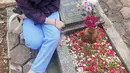 Potret Tissa menyambangi makan sang ayah di momen Hari Ayah Nasional. Pemeran Nur dalam film KKN di Desa Penari itu duduk dan memandangi makam Bobby Begjo Warasno yang telah ditaburi bunga.