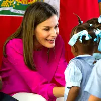 Ratu Spanyol Letizia berbincang dengan para siswa saat upacara penyambutannya di sebuah sekolah daerah kumuh Soleil, Haiti, 23 Mei 2018. Ini merupakan kunjungan pertama Ratu Letizia ke negara termiskin di benua Amerika tersebut. (AP/Dieu Nalio Chery)