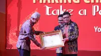 Gubernur Jateng Ganjar Pranowo menerima penghargaan predikat A yang diraih Pemprov Jateng pada Sistem Akuntabilitas Kinerja Instansi Pemerintahan (SAKIP) Award 2019.