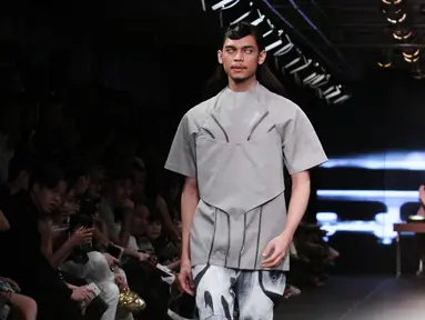 Model mengenakan busana karya Danjyo Hiyojo dalam ajang Men Fashion Week 2015 di Plaza Indonesia, Jakarta, Sabtu (19/9/2015). Para model menggunakan lensa mata yang membuat mereka terlihat unik. (Liputan6.com/Angga Yuniar)