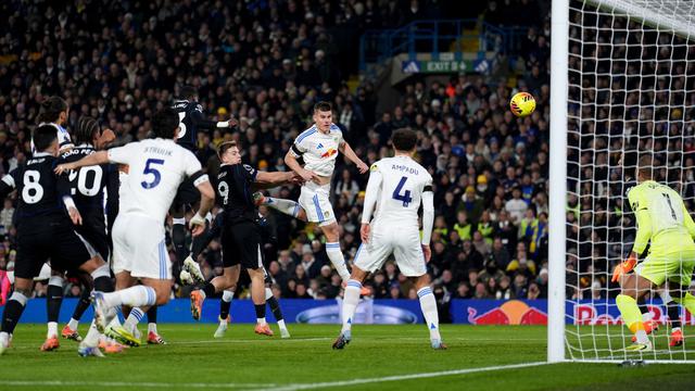 Jaka Bijol dari Leeds United (ketiga dari kanan) mencetak gol timnya dalam pertandingan Liga Inggris melawan Chelsea