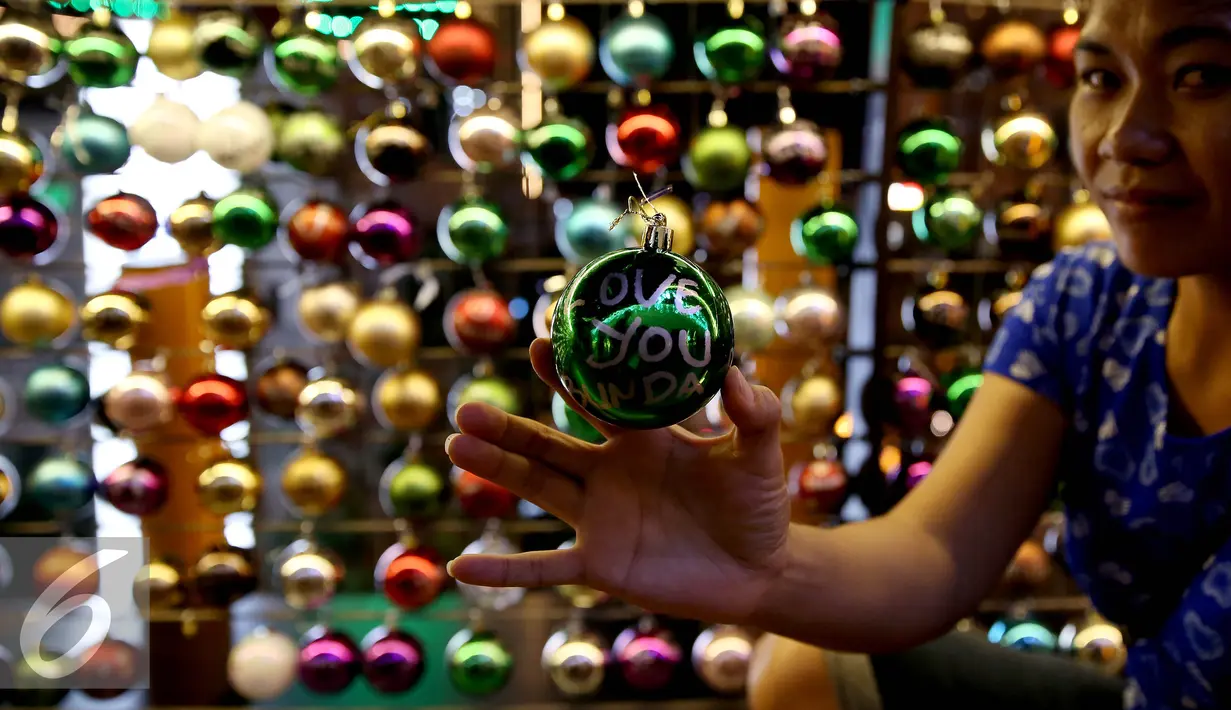 Seorang pengunjung menunjukan Bola Pengharapan (Wishing Ball) di Mall Central Park, Jakarta, Senin (19/12). Bola Pengharapan (Wishing Ball) ini merupakan rangkaian acara "Now Jakarta The Christmas City". (Liputan6.com/Johan Tallo)