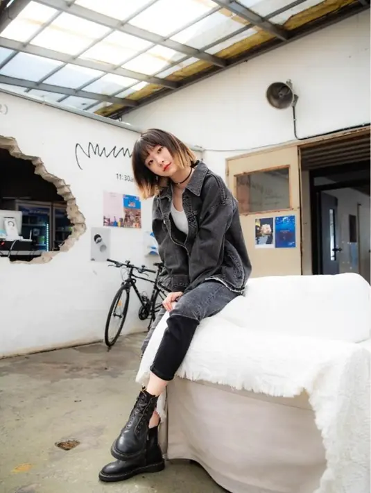 Kim Da Mi tampil dengan gaya punk and rock sebagai Yi-Seo di Itaewon Class. Gaya fashionnya yang ikonis tercermin dalam seragam jaket kulitnya, kacamata hitam, dan rambutnya yang ombre. (twitter/k__a__T).