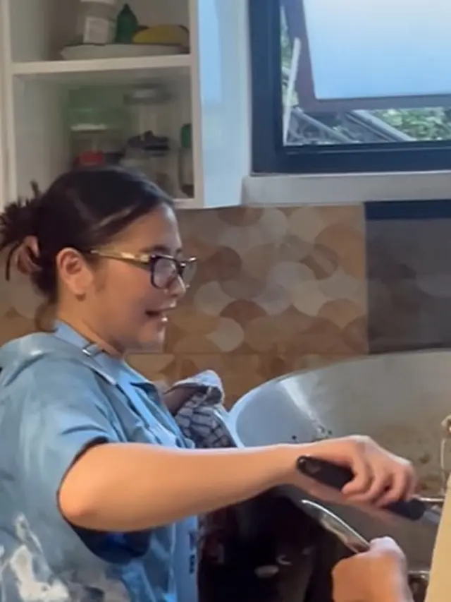 Prilly Latuconsina masak untuk anak yatim (Instagram/prillylatuconsina96)