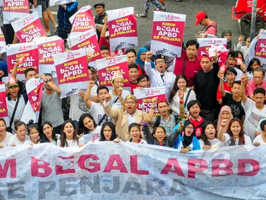 Kelompok masyarakat yang menamakan diri @temanahok menggelar aksi galang petisi 'Kirim Begal APBD Ke Penjara' di depan Bundaran HI atau arena Car Free Day, Jakarta, Minggu (8/3/2015). (Liputan6.com/Yoppy Renato) 