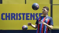 Ia mengungkapkan rasa senang dan bangga karena bisa bergabung bersama Barcelona. Andreas Chirstensen mengaku bahwa bergabung dengan klub Catalan tersebut merupakan mimpinya sejak kecil. (AFP/Pau Barrena)