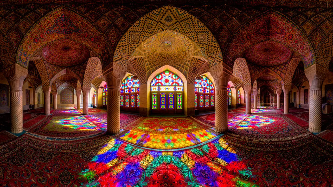 Mengintip Keindahan Masjid Nasir al-Mulk, Masjid Berwarna Pink