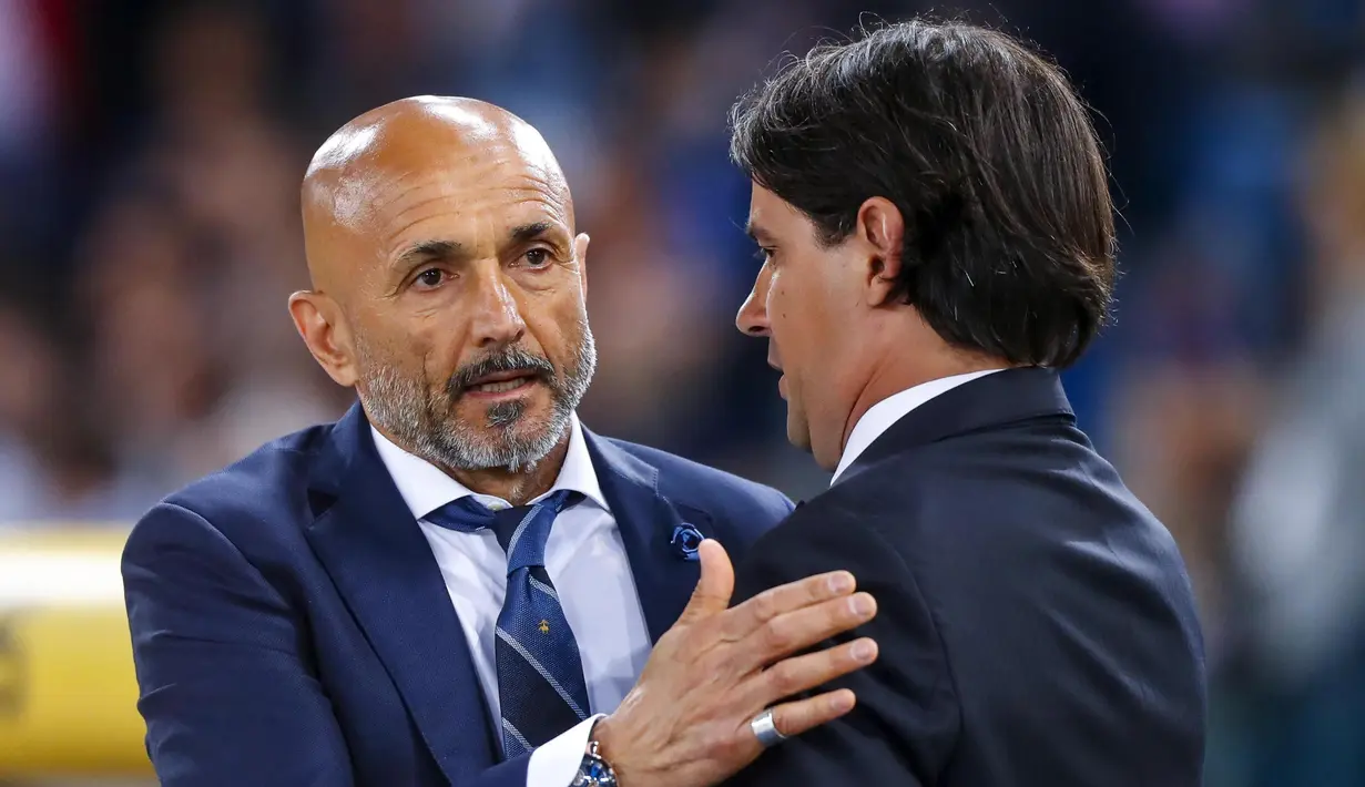 Pelatih Inter Milan, Luciano Spalletti, menyapa pelatih Lazio, Simone Inzaghi, pada laga Serie A Italia di Stadion Olimpico, Roma, Minggu (20/5/2018). Lazio kalah 2-3 dari Inter. (AP/Angelo Carconi)