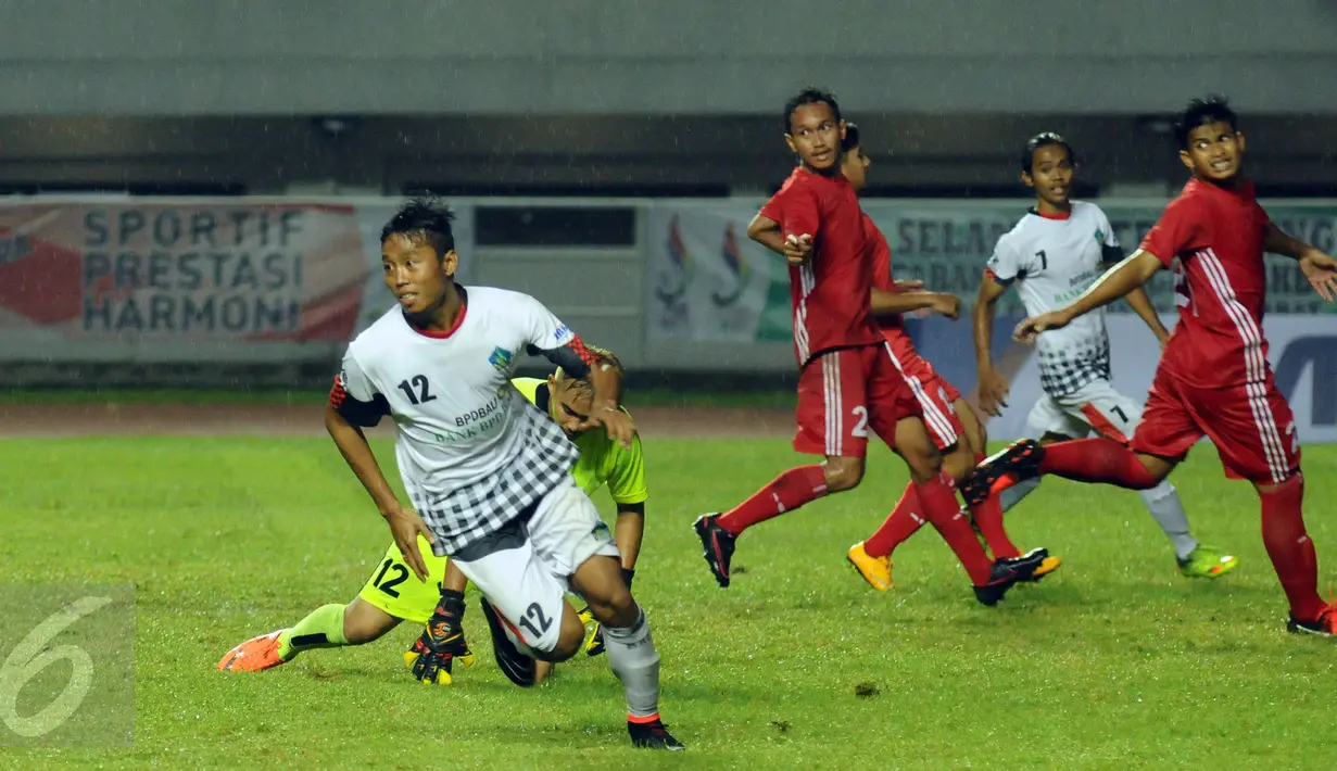 Penyerang Bali, Kushedya Hari Yudho (kiri) berlari usai mencetak gol ke gawang DKI Jakarta pada laga penyisihan Grup A PON XIX di Stadion Pakansari, Bogor, Rabu (14/9/2016). DKI Jakarta dan Bali bermain imbang 1-1. (Liputan6.com/Helmi Fithriansyah)