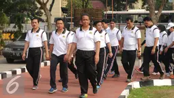 Kabareskrim Mabes Polri, Komjen Pol Anang Iskandar (depan) beserta jajaran melakukan jalan sehat di Lapangan Bhayangkara, Jakarta, Jumat (6/11/2015). Hal ini bertujuan menjaga kebugaran dan menjalin suasana kekeluargaan. (Liputan6.com/Helmi Fithriansyah)