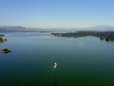 Foto dari udara yang diabadikan pada 1 September 2020 menunjukkan pemandangan Waduk Miyun di pinggiran timur laut Beijing, ibu kota China. Waduk Miyun yang memiliki kapasitas penyimpanan air sekitar 4,4 miliar meter kubik menandai 60 tahun pengoperasiannya pada Selasa (1/9). (Xinhua/Zhang Chenlin)