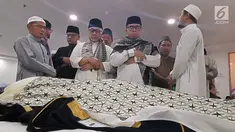 Ketua MPR Zulkifli Hasan saat mensalatkan jenazah almarhum KH Maimun Zubair atau Mbah Moen di Daker Mekkah, Aziziah, Selasa (6/8/2019). Kabar duka menyelimuti Tanah Air. Kiai karismatik KH Maimun Zubair atau akrab disapa Mbah Moen wafat di Makkah Almukarramah. (Liputan6.com/HO/Andri)