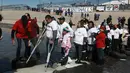 Sejumlah orang melintasi sungai untuk bertemu dengan keluarga dan kerabat mereka di perbatasan Meksiko-AS di Ciudad Juarez, Meksiko (28/1). (AP Photo/Christian Torres)