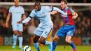 Gelandang Manchester City, Yaya Toure (tengah) berusaha mengontrol bola dari kejaran pemain Crystal Palace saat Laga Liga Premier Inggris di Selhurst Park Stadium, Inggris, ( 6/4/2015). Crystal Palace menang 2-1 atas Manchester City. (Reuters/John Sibley)