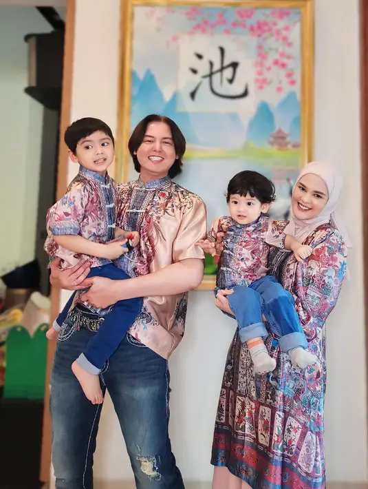 Potret kompak keluarga Roger Danuarta dan Cut Meyriska di Hari Imlek kemarin. Di sini mereka pakai outfit kembar. [Foto: Instagram/cutratumeyriska]