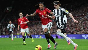 Kemenangan ini mengantar Setan Merah kembali menembus posisi lima besar klasemen Liga Inggris2025-2026. Tampak dalam foto, gelandang Inggris Newcastle United, Anthony Gordon (kanan) berebut bola dengan bek Prancis Manchester United, Leny Yoro (tengah) pada lanjutan Liga Primer Inggris di Stadion Old Trafford, pada 26 Desember 2025 waktu setempat atau Sabtu (27/12/2025) dini hari WIB. (Darren Staples/AFP)