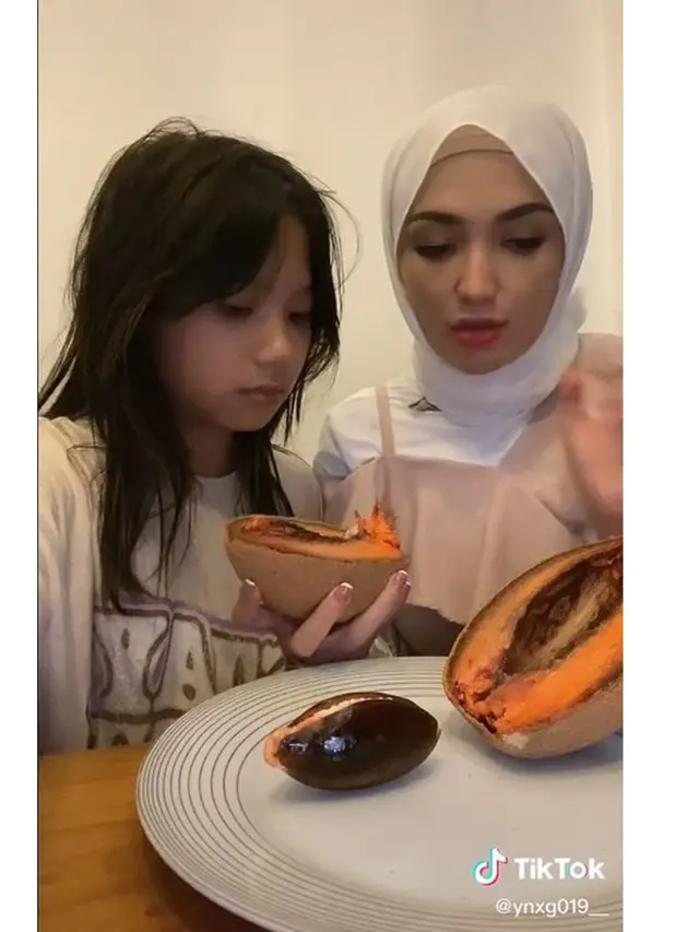 6 Potret Imel Putri Cahyati Bareng Sang Anak yang Beranjak Remaja, Bak Kakak Adik