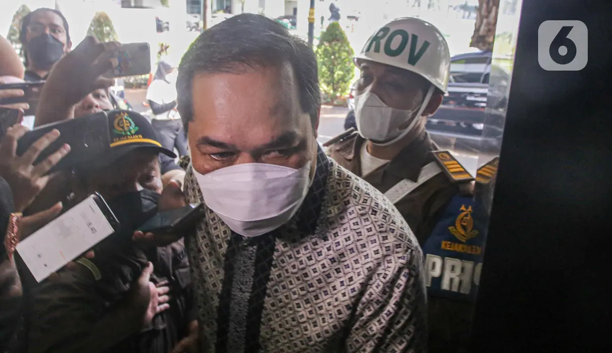 Mantan Menteri Perdagangan (Mendag) Muhammad Lutfi tiba memenuhi panggilan pemeriksaan di Gedung Bundar Kejaksaan Agung (Kejagung), Jakarta Selatan, Rabu (22/6/2022). Muhammad Lutfi diperiksa terkait kasus mafia minyak goreng, dalam hal ini perkara dugaan tindak pidana korupsi pemberian fasilitas ekspor Crude Palm Oil (CPO) dan turunannya pada Januari 2021 sampai dengan Maret 2022. (Liputan6.com/Faizal Fanani)