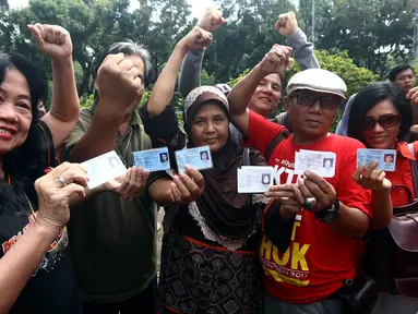 Sejumlah warga menunjukan KTP saat  pengumpulan KTP di depan Balai Kota, Jakarta, Kamis (5/11). Pendataan dan pengumpulan KTP tersebut sebagai petisi penangguhan penahanan Ahok sebagai Tahanan Kota. (Liputan6.com/Johan Tallo)