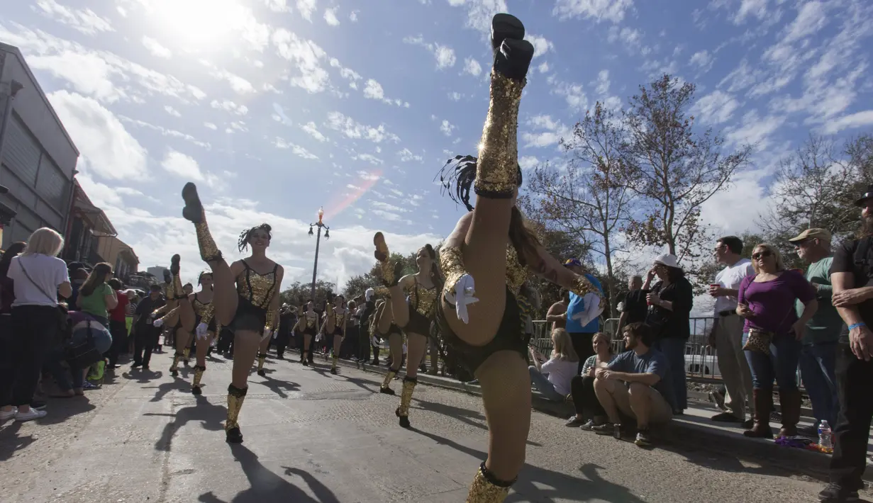 Anggota Gris Gris Strut Dance Troupe saat ikut memeriahkan Krewe parade anjing di New Orleans , Louisiana, (31/1). (REUTERS / Lee Celano)