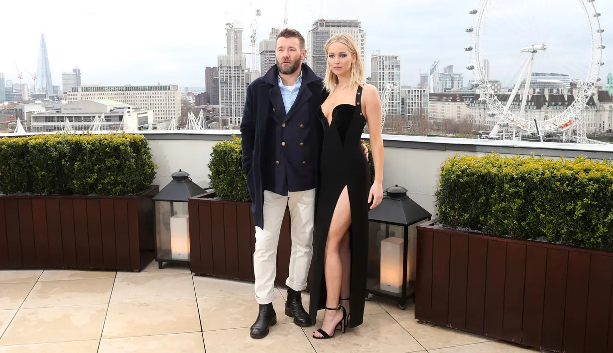 Jennifer Lawrence dan Joel Edgerton melakukan sesi foto saat mempromosikan film Red Sparrow di London, Selasa (20/2). Lawrence dianggap memaksakan diri demi mengumbar tubuhnya dan rela mengenakan pakaian seksi di musim dingin. (Joel C Ryan/Invision/AP)